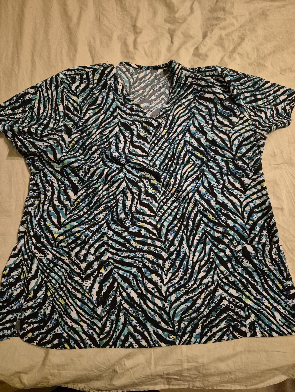 XL Women’s V-Neck Scrub Printed Top in Black and Teal